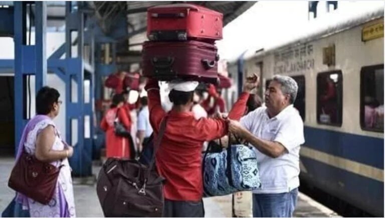 रेलवे स्टेशन पर Free WiFi से पढ़ाई करके इस कुली ने पास किया सिविल सर्विसेज़ का Written Exam