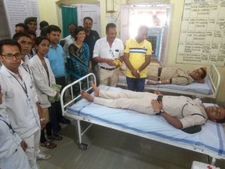 रक्तदान दिवस – युवाओ ने किया रक्तदान