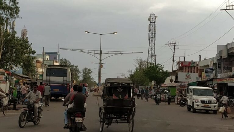 नपा की लापरवाही -बिजली की बर्बादी
