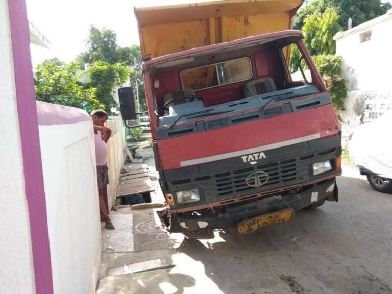 फँसा डम्पर ,यातायात प्रभावित