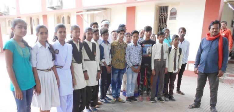 अंग्रेजी माध्यम से नही दिया गया प्रवेश तो 1 जुलाई से अनशन पर छात्र-छात्रायें