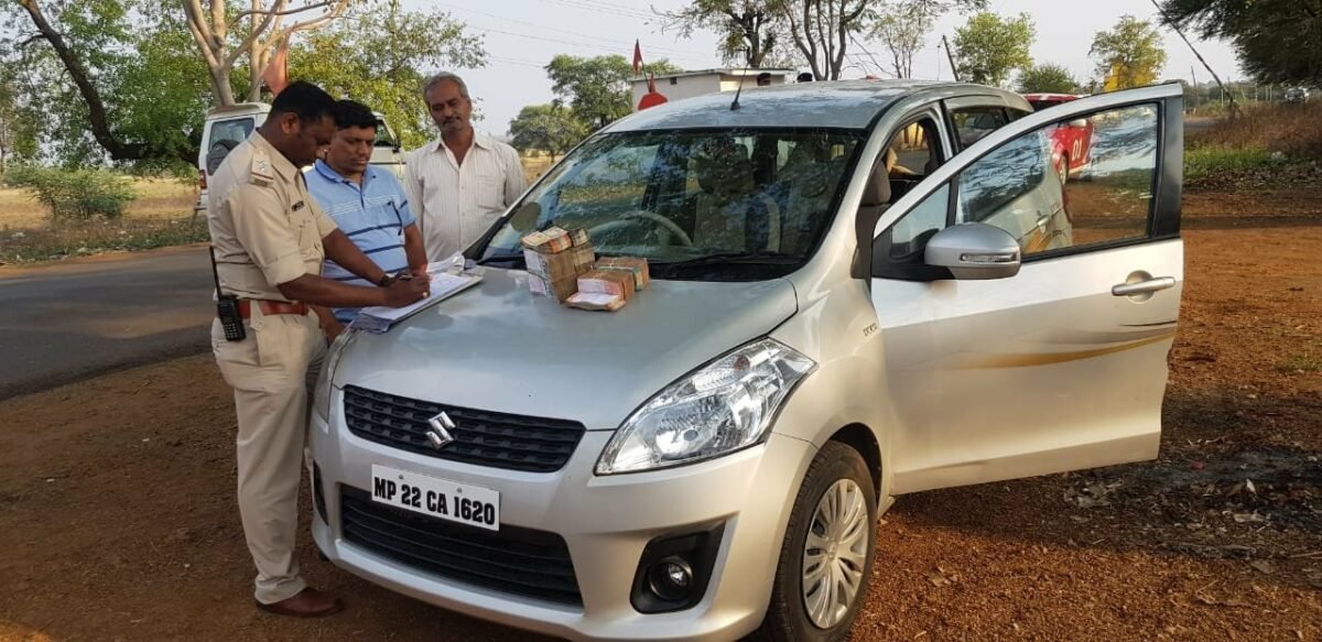 Loksabha Election 2019 : Ertiga car carrying 560000 Rupees seized in seoni madhya pradesh