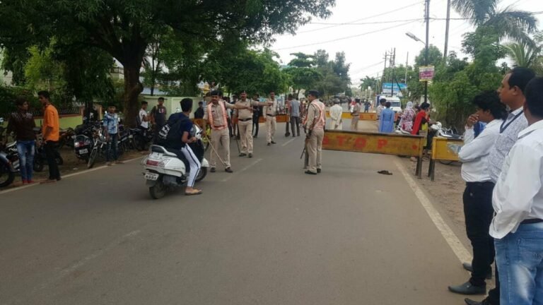 बारापत्थर कोचिंग संस्थानों के पास वाहन चेकिंग : अभिभावकों को बुलाकर की गई चलानी कार्यवाही