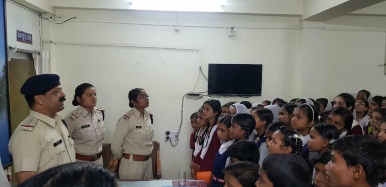 स्टूडेंट पुलिस कैडेट योजना के छात्र छात्राओं को थाना कोतवाली सिवनी का भ्रमण कराया गया