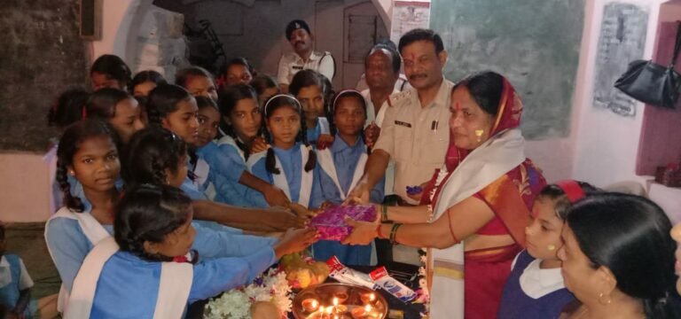 अनाथ बच्ची का मनाया जन्मदिन : थाना प्रभारी की हो रही सराहना
