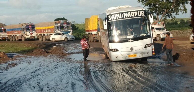 बड़े हादसे को आमंत्रित करती LNT की बनाई रोड