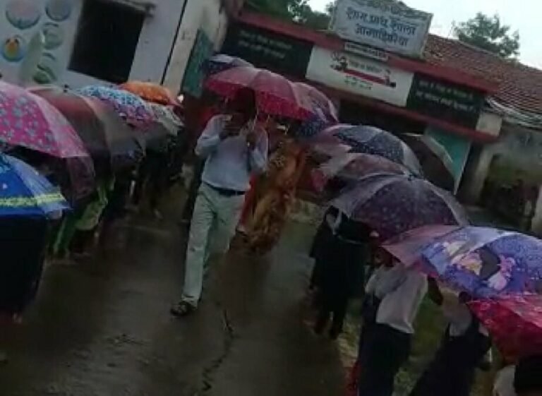 जरूरतमंद विद्यार्थियों को वितरित किये गये छाते