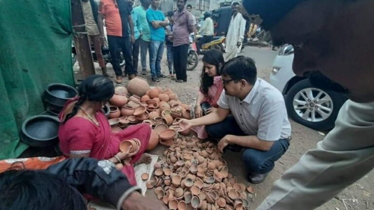 जब सिवनी कलेक्टर पहुँचे दिये खरीदने