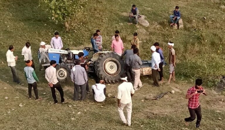 ट्रेक्टर पलटने से दो की मौत