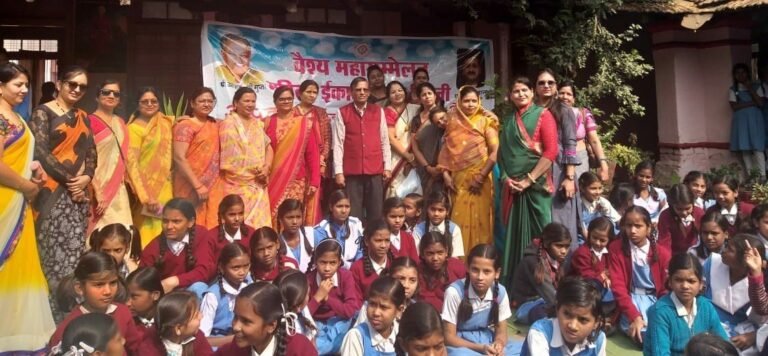 वैश्य समाज की महिलाओं ने विद्यार्थियों को बाटें ऊनी कपड़े