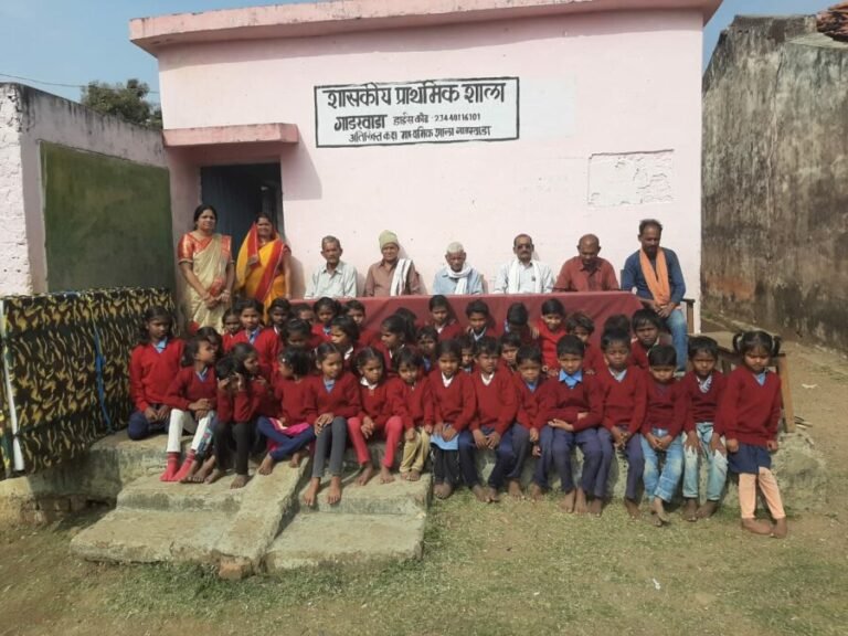 सिवनी : ठिठुरती ठण्ड में बच्चों को मिली स्वेटर और गद्दों की सौगात , शिक्षिका को दिया धन्यवाद