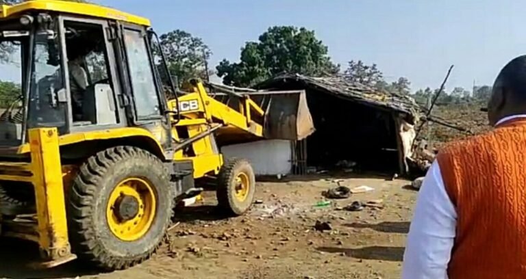 सिवनी : ढाबे में चल रहे थे अनैतिक कार्य, पुलिस ने चला दी JCB