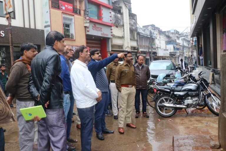 सिवनी कलेक्टर सहित प्रशासनिक अमले ने नगर को सुंदर एवं सुव्यवस्थित बनाने हेतु किया निरीक्षण