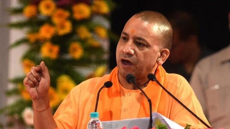 CAA प्रदर्शन पर योगी का निशाना, बोले- पुरुष घरों पर रजाई में सो रहे हैं और महिलाएं चौराहे पर