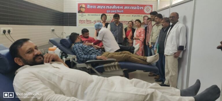 सिवनी : संभागीय अध्यक्ष मनीष अग्रवाल ने भी किया ब्लड डोनेशन