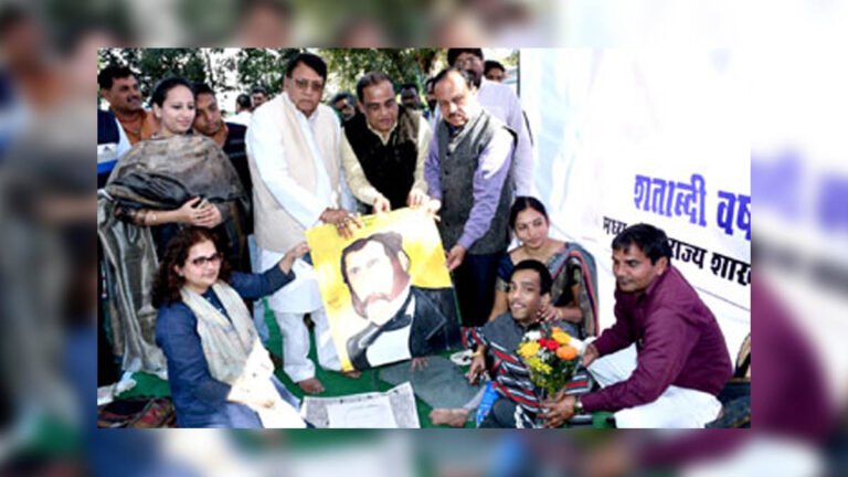 मध्य प्रदेश : आयुष पैरो से बनाता है तस्वीर, मिला राज्य-स्तरीय रेडक्रास पुरस्कार |MP NEWS