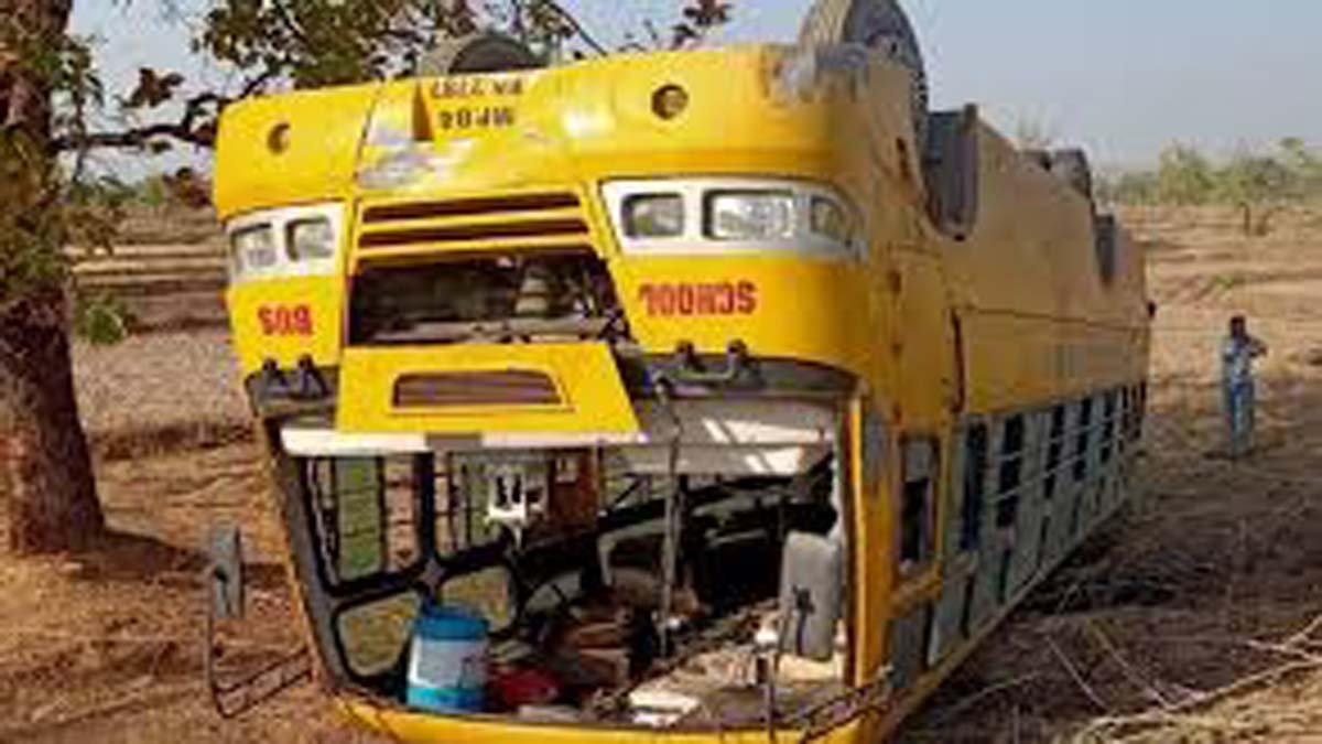 एक और हादसा : मजदूरों से भरी बस पलटी: खतरे में कई जिंदगियां