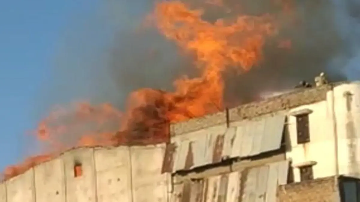 कोल्ड स्टोरेज और चायपत्ती के गोदाम में लगी आग, लाखों का नुकसान