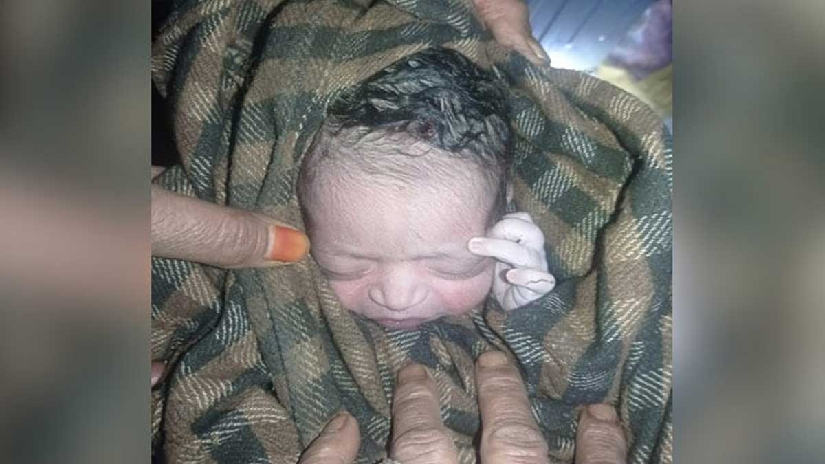 baby-born-in-army-vehical