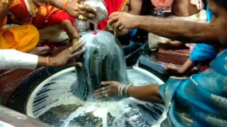 महाशिवरात्रि 2023: शिवलिंग पर दूध क्यों चढ़ाया जाता है, यह परंपरा कैसे शुरू हुई?