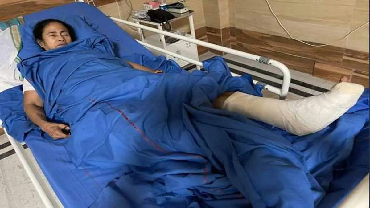 ममता का एक्स-रे व एमआरआइ के बाद डॉक्टरों का दावा, कई जगह लगी गंभीर चोट, 48 घंटे रहेंगी निगरानी में