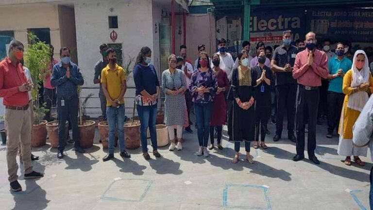 दिल्ली-एनसीआर में शनिवार सुबह 10 बजे कोरोना से दिवंगत हुए लोगों के लिए प्रार्थना की