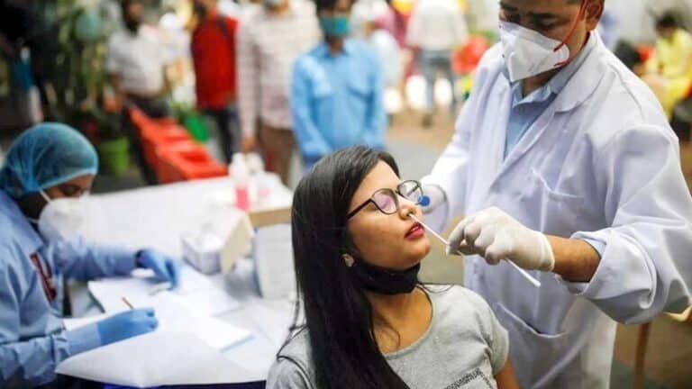 भारत में क्यों बढ़ रहा है कोरोना वायरस का संक्रमण? इंडियन मेडिकल एसोसिएशन ने तीन कारण बताए