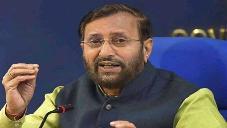 प्रकाश जावडेकर का राहुल गांधी पर तंज, दूसरो पर भाषण देने से पहले कांग्रेस शासित राज्यों को देखें