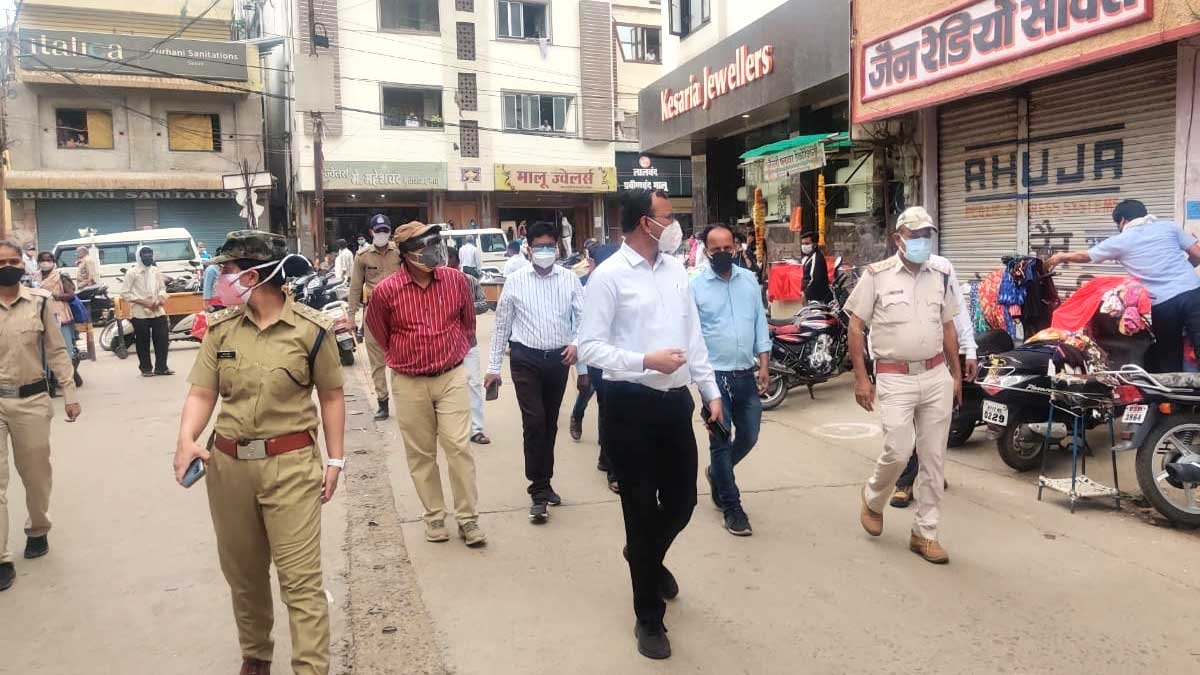 seoni-collector-in-market