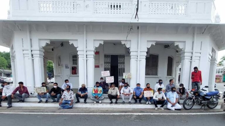 उज्जैन: बढ़ती महंगाई के विरोध में जिला युवा कांग्रेस ने मुँह पर काली पट्टी बांध कर मौन धरना दिया