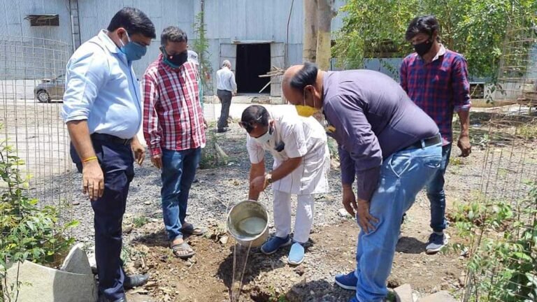 उज्जैन: खाद्य आयोग के सदस्य ने उचित मूल्य दुकान का निरीक्षण किया