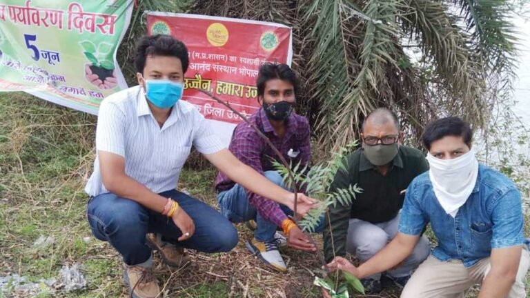 आनंद विभाग उज्जैन ने मनाया पौधे का जन्मदिवस