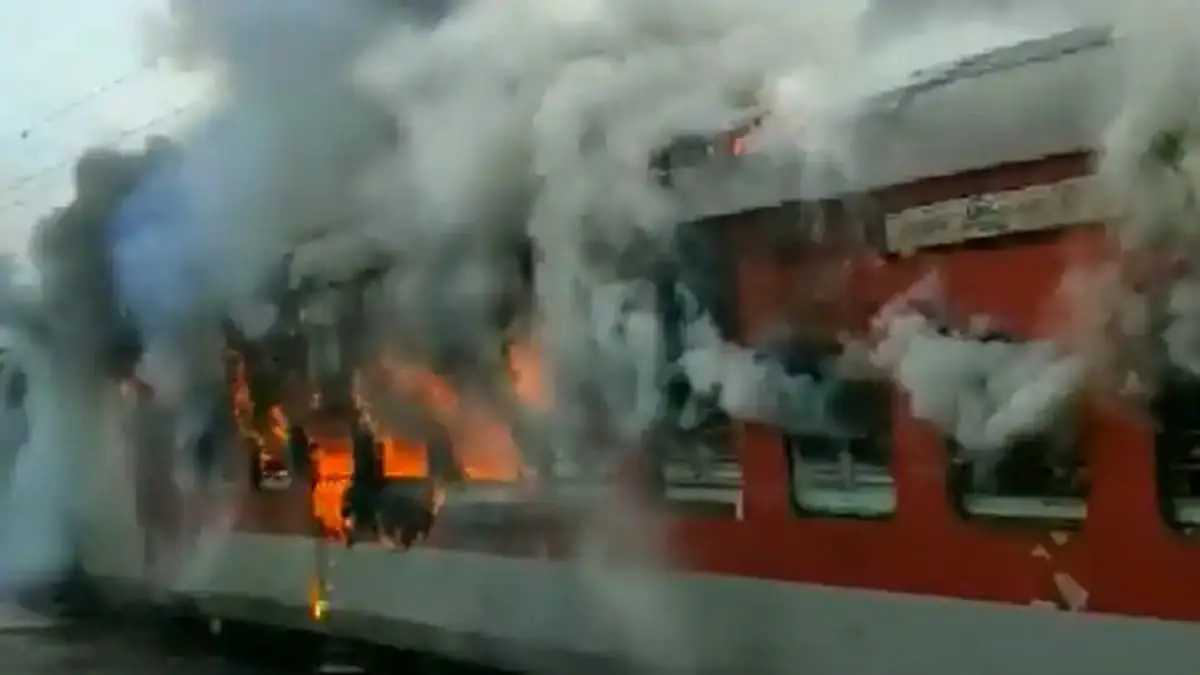 Swatantrata Senani Express catches fire on Madhubani Station