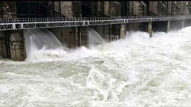 सिवनी: भीमगढ़ बांध के खुले गेट, 10,000 घन फीट प्रति सेकंड से छोड़ा जा रहा पानी; प्रतिमा विसर्जन में बरतें सावधानी!