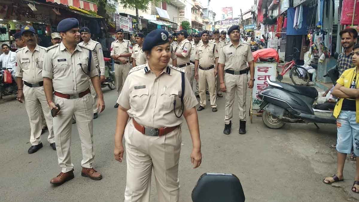 MP-POLICE-IN-ROAD