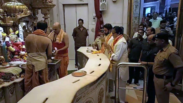 अमिताभ और अभिषेक बच्चन पहुंचे सिद्धिविनायक मंदिर, भगवान श्री गणेश की पूजा-अर्चना कर लिया आशीर्वाद