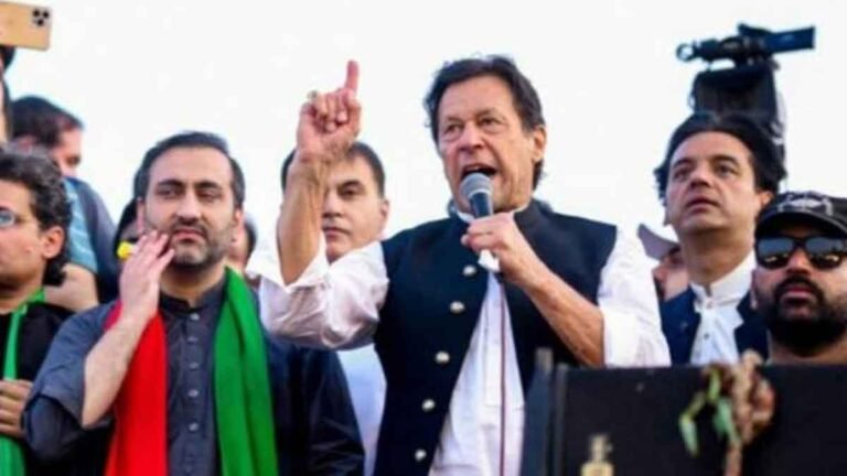 Firing On Imran Khan: पकिस्तान के पूर्व पीएम इमरान खान पर फायरिंग, अस्पताल में भर्ती