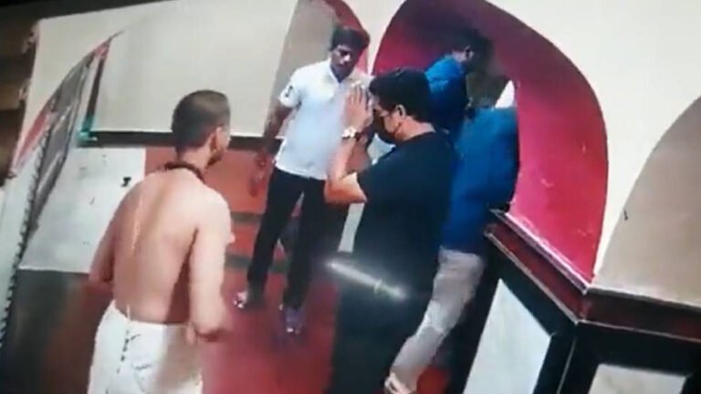 नृसिंहवाड़ी में काकड़ आरती में शामिल हुए क्रिकेट के भगवान, देखें वीडियो