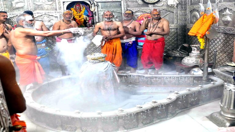 उज्जैन: बाबा महाकाल के दरबार में अब शिवलिंग पर टू लेयर कपड़ा लगाकर होगी भस्मार्ती