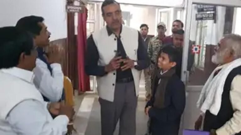 MP NEWS: डिंडौरी कलेक्टर विकास मिश्रा की पहल पर, एक दिन के लिए कलेक्टर बना नौवीं का छात्र रूद्र प्रताप झारिया