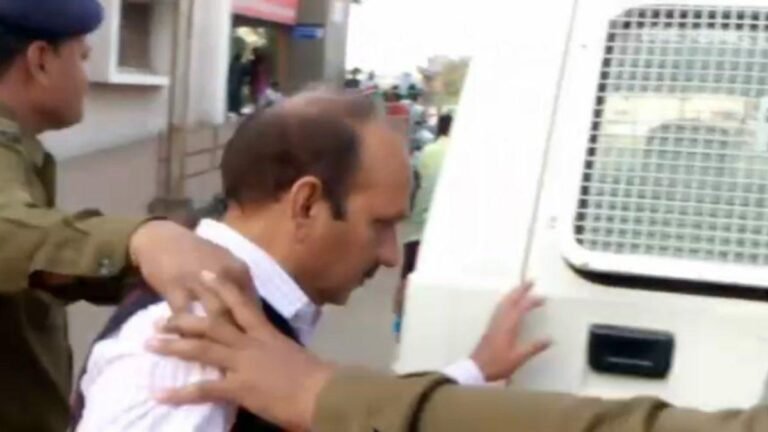 सिवनी : उत्कृष्ट विद्यालय के रंगीन मिजाज प्राचार्य ने कोर्ट में किया आत्मसमर्पण, कोर्ट ने रिमांड पर भेजा जेल; छात्रा से छेड़छाड़ का है आरोपी