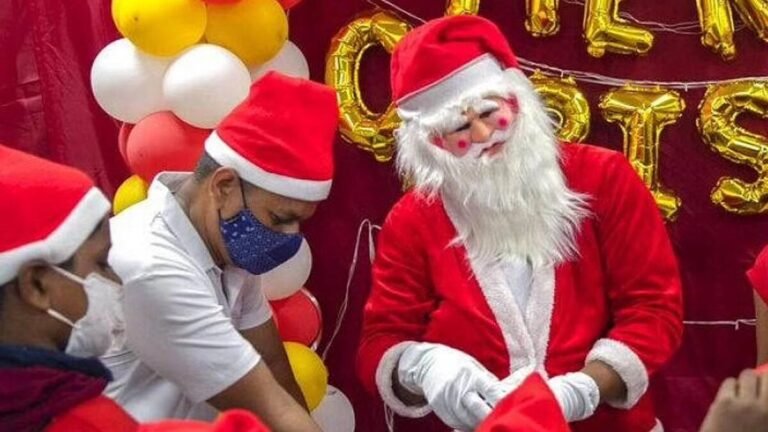 गुजरात में सांता क्लॉज को चॉकलेट बांटना पड़ा महंगा, स्थानीय लोगों द्वारा मार-पीट के बाद; मामला थाने पहुंचा