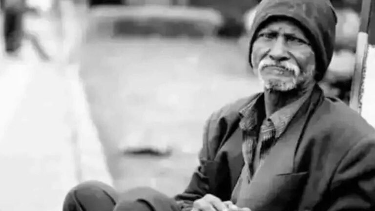 इस बेघर भिखारी की कमाई के आगे बड़े-बड़े प्रोफेशनल हैं फेल, महीने की इनकम कर देगी दंग