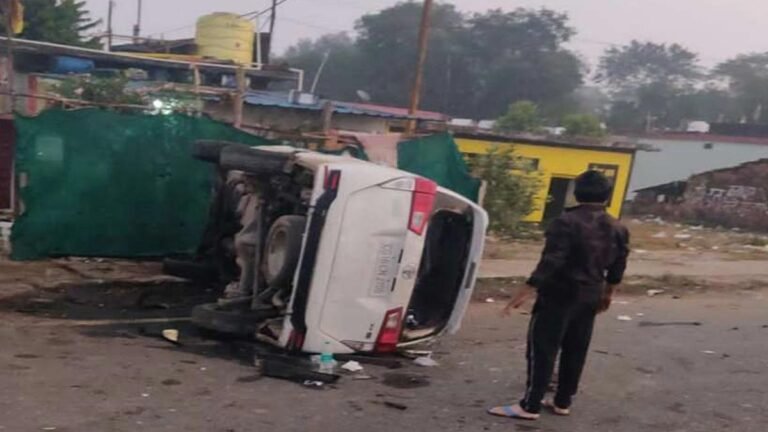 जबलपुर में पुलिस की गाड़ी डिवाइडर से टकराई, चालक की मौत, टीआई समेत तीन घायल