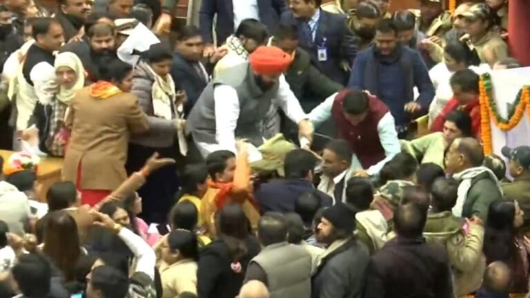 दिल्ली मेयर चुनाव: मेयर चुनाव के दौरान शपथ ग्रहण को लेकर आप-बीजेपी के पार्षदों से भिड़े राडा! Watch Video