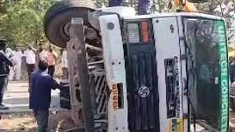दिल्ली: रोहतक रोड पर एमसीडी का ट्रक पलटने से MP के चार लोगों की मौत