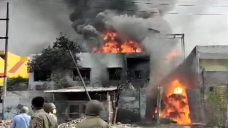 Indore: इंदौर में फाइबर फैक्ट्री में लगी भीषण आग, दमकल की 10 गाड़ियां मौके पर – MP NEWS