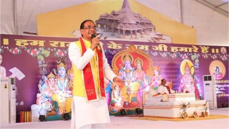 अयोध्या के संत श्री प्रेम भूषण महाराज से मुख्यमंत्री शिवराज सिंह चौहान ने सांवेर में सुनी राम-कथा