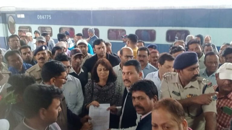 सिवनी रेलवे समाचार: रेलवे स्टेशन पहुंची DRM नमिता त्रिपाठी, स्टेशन में मिली अनेकों त्रुटियां
