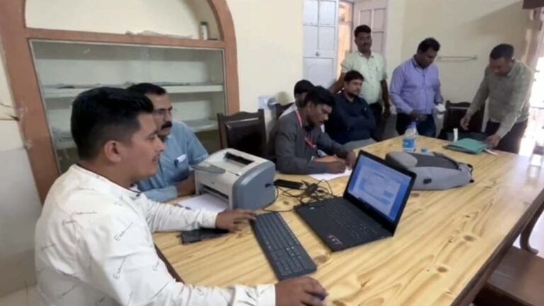 सिवनी: लोकायुक्त की कार्यवाही, रिश्वतखोर कनिष्ठ यंत्री के साथ सह आरोपी 10 हजार रिश्वत लेते गिरफ्तार